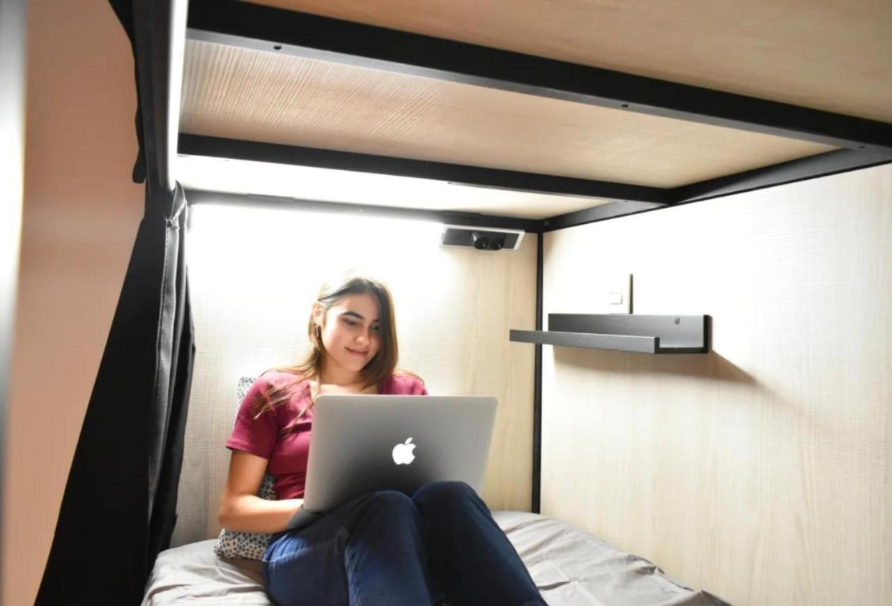 Cama en habitación compartida mixta con 4 camas y baño privado